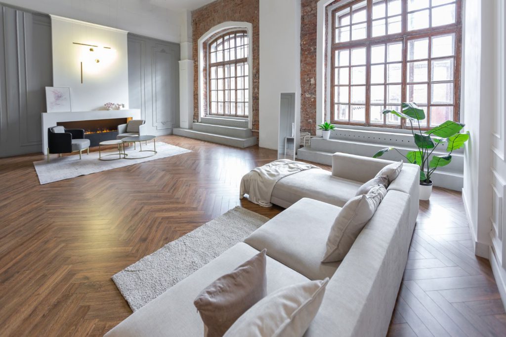 Drewniana podłoga to nie tylko element wykończenia wnętrza, ale również prawdziwa ozdoba każdego domu czy mieszkania